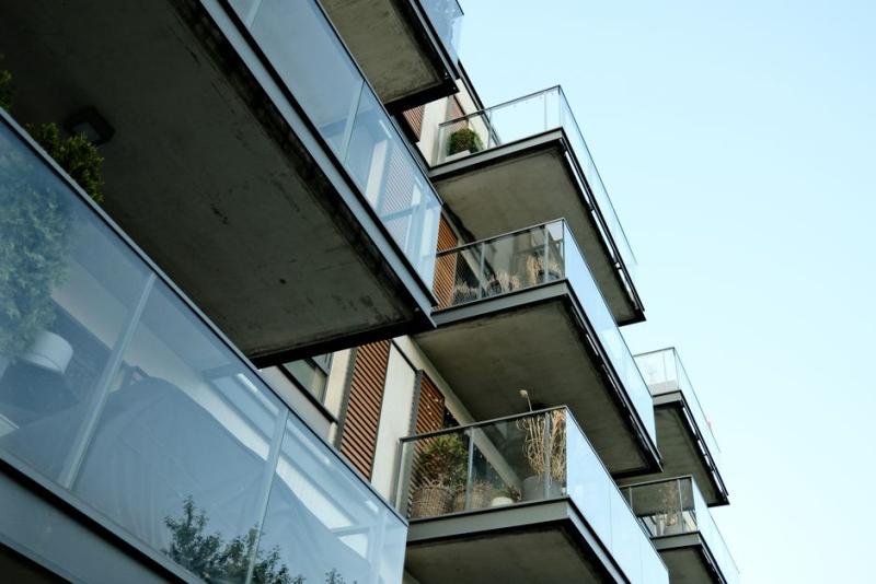 Balcons en encorbellement d’un immeuble moderne, très exposés au vent et au soleil
